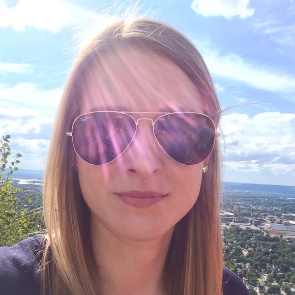 Meet your Posher, Emily - Picture 2 of 4